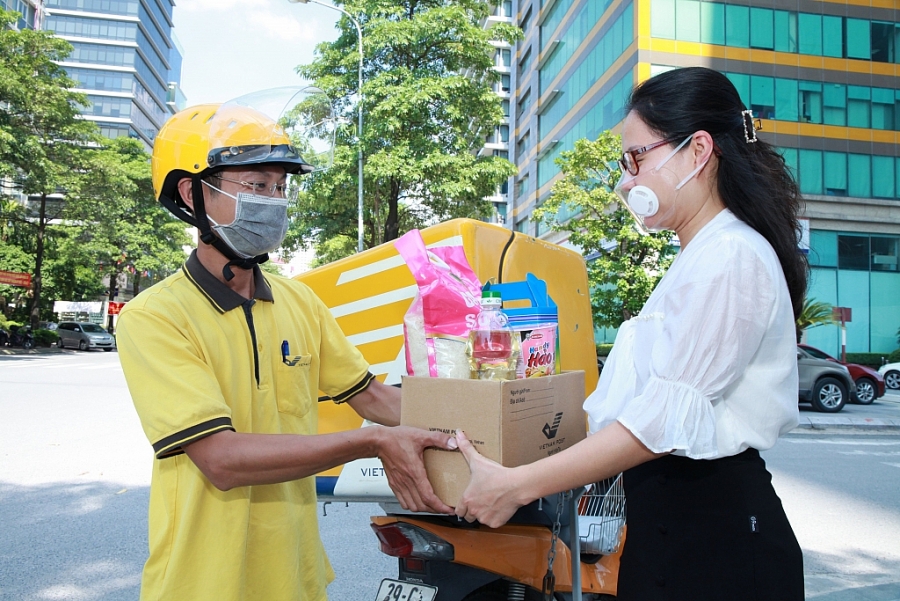 Nhân viên bưu tá giao hàng cho khách