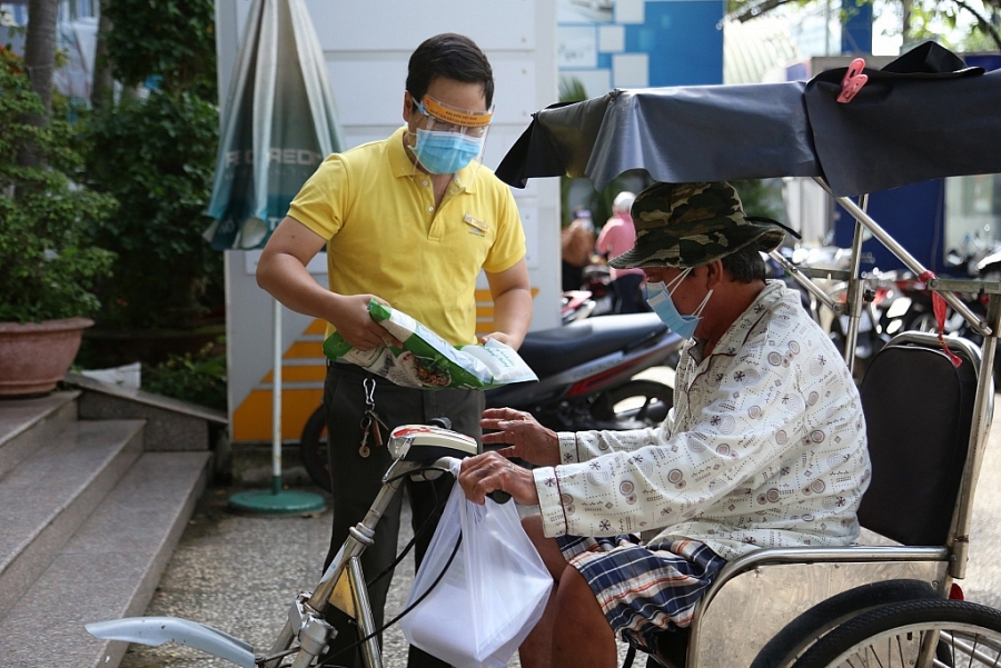 Người dân khó khăn bởi dịch bệnh được tặng gạo hỗ trợ