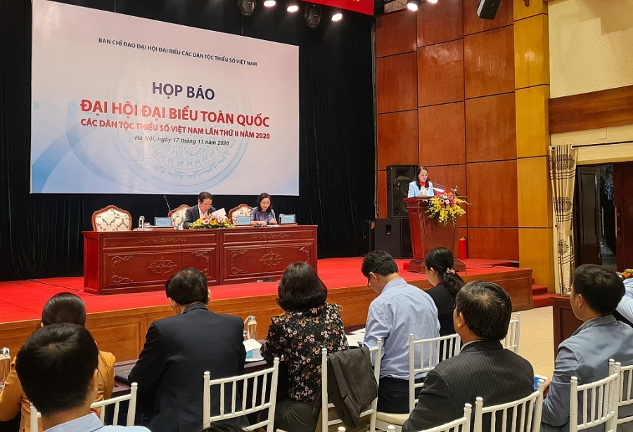 Bà Hoàng Thị Hạnh, Thứ trưởng, Phó Chủ nhiệm Ủy ban Dân tộc phát biểu tại buổi họp báo