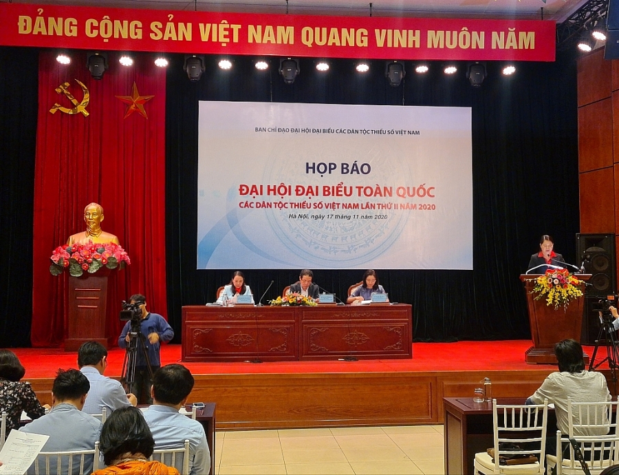 Ông Hoàng Vĩnh Bảo, Thứ trưởng Bộ Thông tin và Truyền thông (ngồi giữa) kết luận buổi họp báo