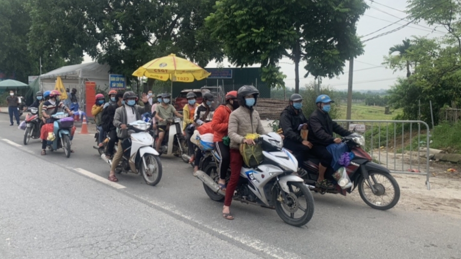 Đoàn người lao động không có việc làm buộc phải di chuyển từ phía Nam về quê do ảnh hưởng của dịch Covid-19