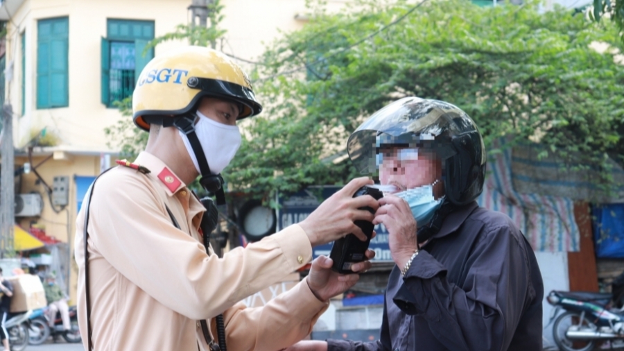 Trước đó, trên đường Trần Nhật Duật (quận Hoàn Kiếm), Tổ công tác của Đội Cảnh sát giao thông số 1 đã tiến hành dừng xe máy Lead do anh T.V.H (huyện Đan Phượng, Hà Nội) điều khiển trong tình trạng mặt đỏ gay.