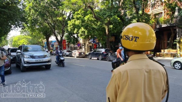 Mới đây, Tổ công tác của Đội CSGT số 1, Phòng CSGT (Công an thành phố Hà Nội) do Thượng úy Ngô Xuân Giang làm tổ trưởng thực hiện nhiệm vụ kiểm soát, đảm bảo an toàn giao thông trên tuyến đường Trần Hưng Đạo (thuộc địa bàn quận Hoàn Kiếm, Hà Nội).