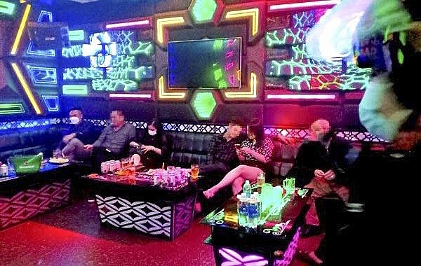 Thanh Hóa: Bắt 17 nam thanh, nữ tú tụ tập tổ chức sử dụng ma túy tại quán karaoke