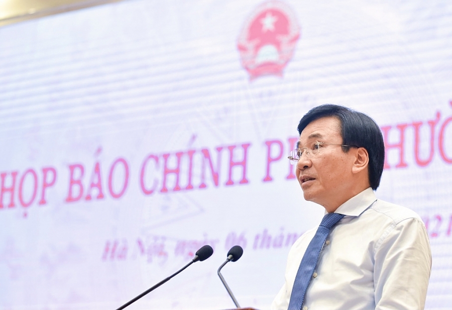 Bộ trưởng, Chủ nhiệm VPCP Trần Văn Sơn, Người phát ngôn của Chính phủ cung cấp thông tin tới báo chí tại họp báo. Ảnh: VGP/Nhật Bắc