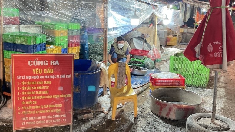 Kiểm tra công tác phòng chống dịch tại chợ đầu mối Hà Đông