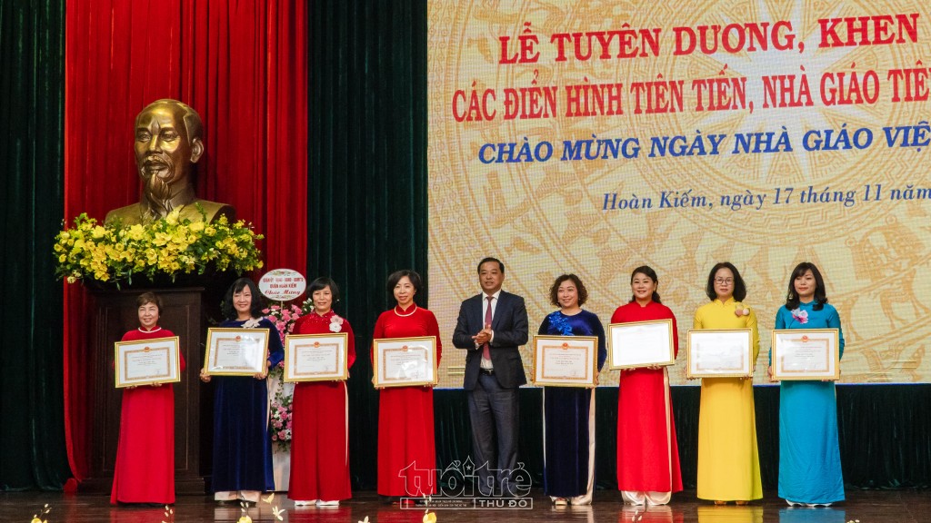 Đồng chí Đinh Hồng Phong, Phó Bí thư Thường trực Quận uỷ trao danh hiệu tập thể lao động xuất sắc