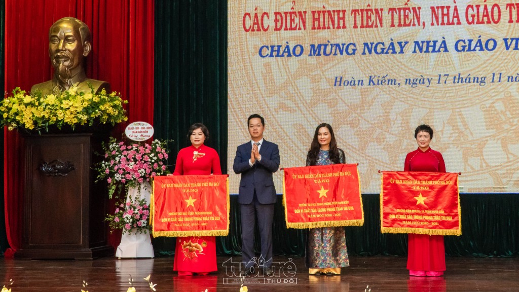 Đồng chí Vũ Đăng Định, Thành uỷ viên, Bí thư Quận uỷ Hoàn Kiếm, Chủ tịch HĐND quận khoá XX trao cờ thi đua của thành phố cho các tập thể xuất sắc