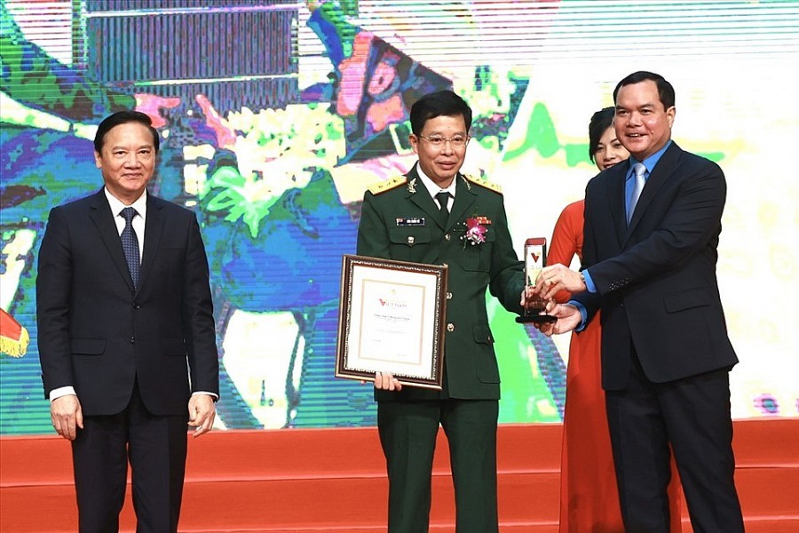 Ông Bùi Văn Cường và ông Nguyễn Mạnh Hùng trao biểu trưng vinh danh cho 2 cá nhân. Ảnh: Hải Nguyễn