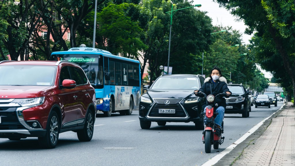 Nhiều người dân vẫn chủ quan trong việc đảm bảo an toàn cho bản thân khi tham gia giao thông