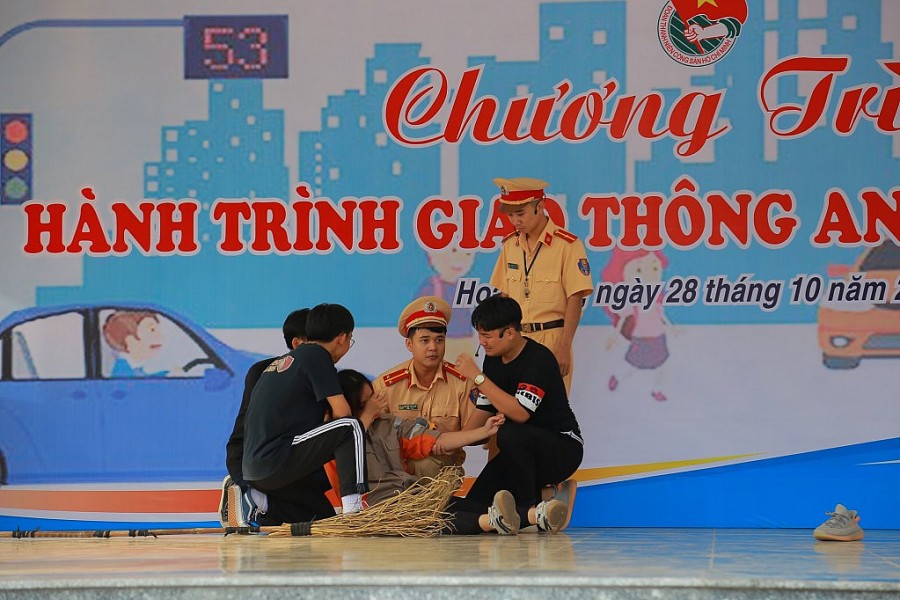 Thành Đoàn Hạ Long tổ chức chương trình Hành trình giao thông an toàn tại Trường THPT Hoành Bồ (phường Hoành Bồ, TP Hạ Long)