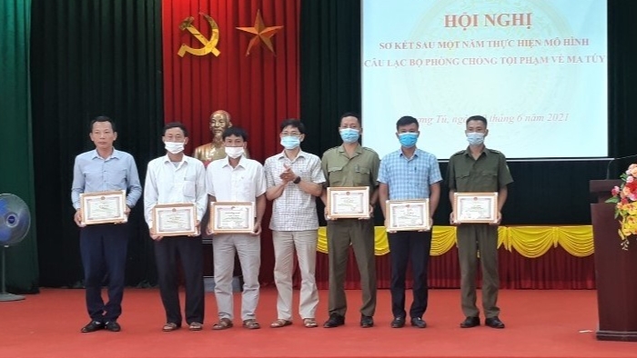 Ủy ban nhân dân xã Phương Tú tặng giấy khen cho các thành viên có nhiều cống hiến trong công tác phòng, chống tội phạm về ma túy.