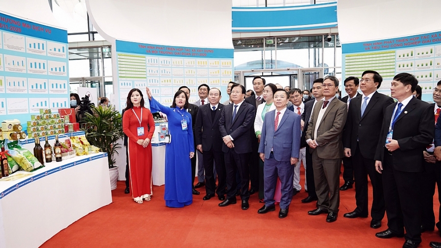 Phó Thủ tướng Trịnh Đình Dũng thăm gian trưng bày sản phẩm tại Triển lãm