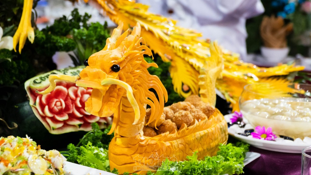 Hình tượng thuyền rồng vốn gắn liền với truyền thống Việt Nam xuất hiện trên bàn tiệc