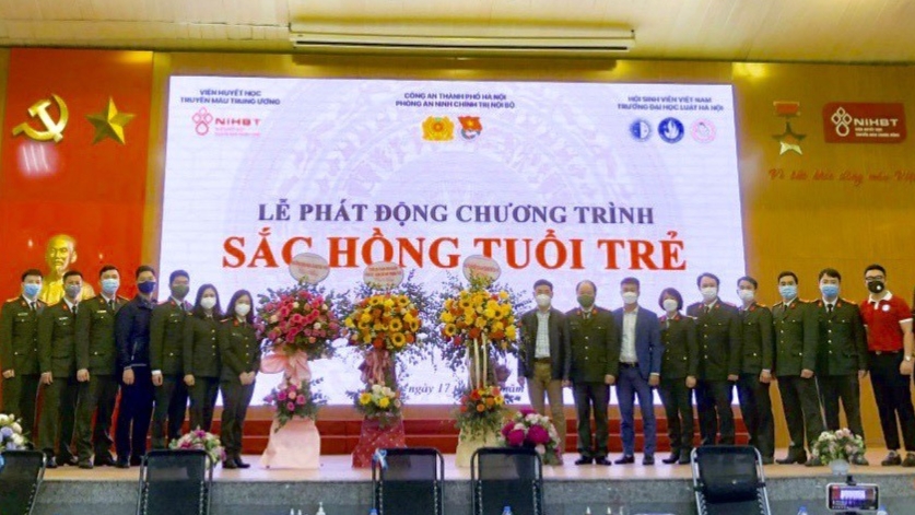 Hàng trăm đơn vị máu được hiến tặng trong chương trình “Sắc hồng tuổi trẻ”