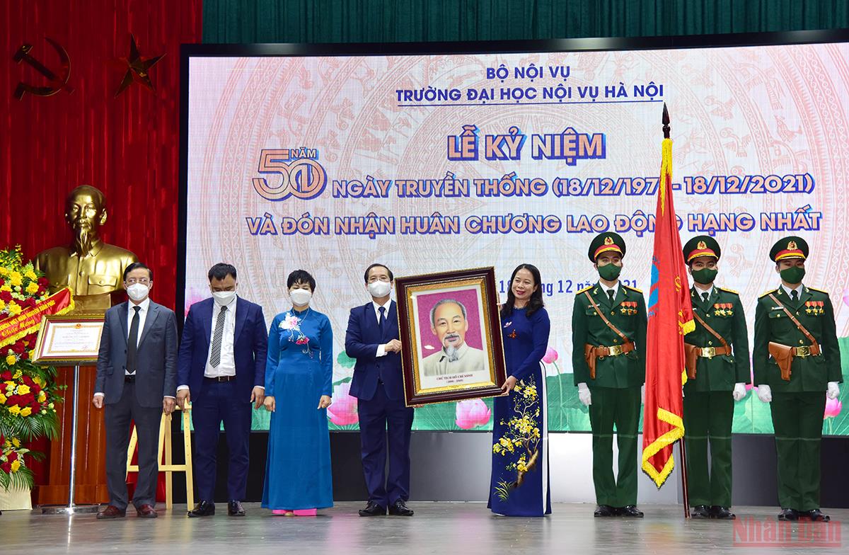 Phó Chủ tịch nước Võ Thị Ánh Xuân trao Huân chương Lao động hạng Nhất tặng Trường Đại học Nội vụ Hà Nội. (Ảnh: Thành Đạt) Phó Chủ tịch nước Võ Thị Ánh Xuân trao Huân chương Lao động hạng Nhất tặng Trường Đại học Nội vụ Hà Nội. (Ảnh: Thành Đạt)
