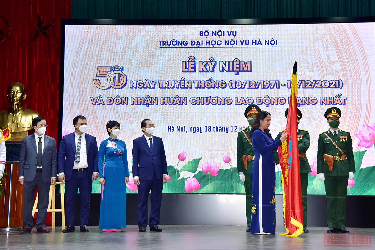 Phó Chủ tịch nước Võ Thị Ánh Xuân trao Huân chương Lao động hạng Nhất tặng Trường Đại học Nội vụ Hà Nội. (Ảnh: Thành Đạt) Phó Chủ tịch nước Võ Thị Ánh Xuân trao Huân chương Lao động hạng Nhất tặng Trường Đại học Nội vụ Hà Nội. (Ảnh: Thành Đạt)