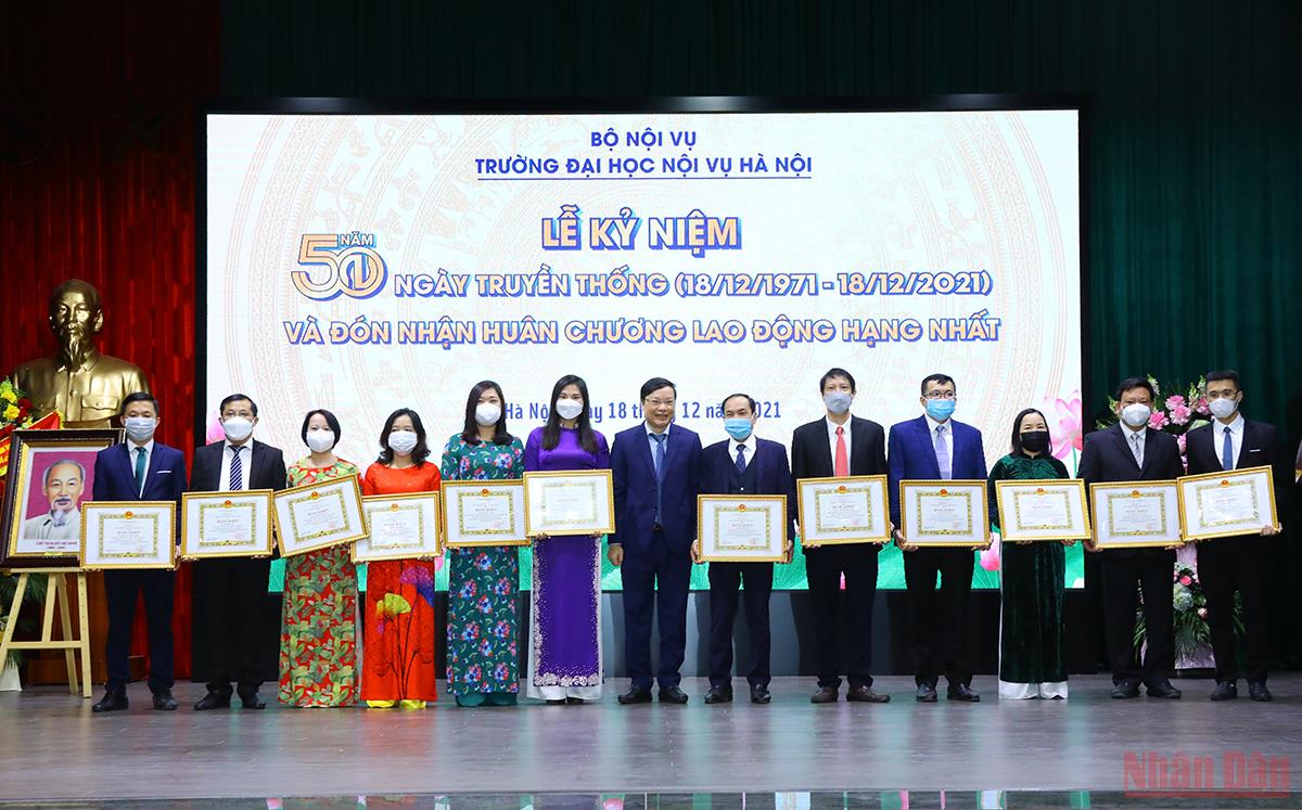 Trao bằng khen của Bộ Nội vụ cho các cá nhân có thành tích xuất sắc trong công tác góp phần xây dựng và phát triển Đại học Nội vụ Hà Nội. (Ảnh: Thành Đạt) Trao bằng khen của Bộ Nội vụ cho các cá nhân có thành tích xuất sắc trong công tác góp phần xây dựng và phát triển Đại học Nội vụ Hà Nội. (Ảnh: Thành Đạt)