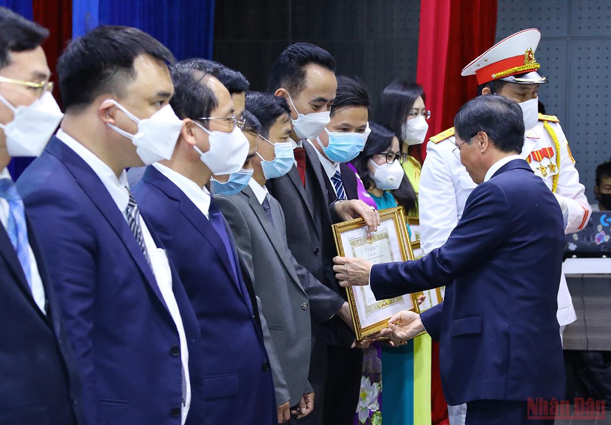 Trao bằng khen của Bộ Nội vụ cho các cá nhân có thành tích xuất sắc trong công tác góp phần xây dựng và phát triển Đại học Nội vụ Hà Nội. (Ảnh: Thành Đạt) Trao bằng khen của Bộ Nội vụ cho các cá nhân có thành tích xuất sắc trong công tác góp phần xây dựng và phát triển Đại học Nội vụ Hà Nội. (Ảnh: Thành Đạt)