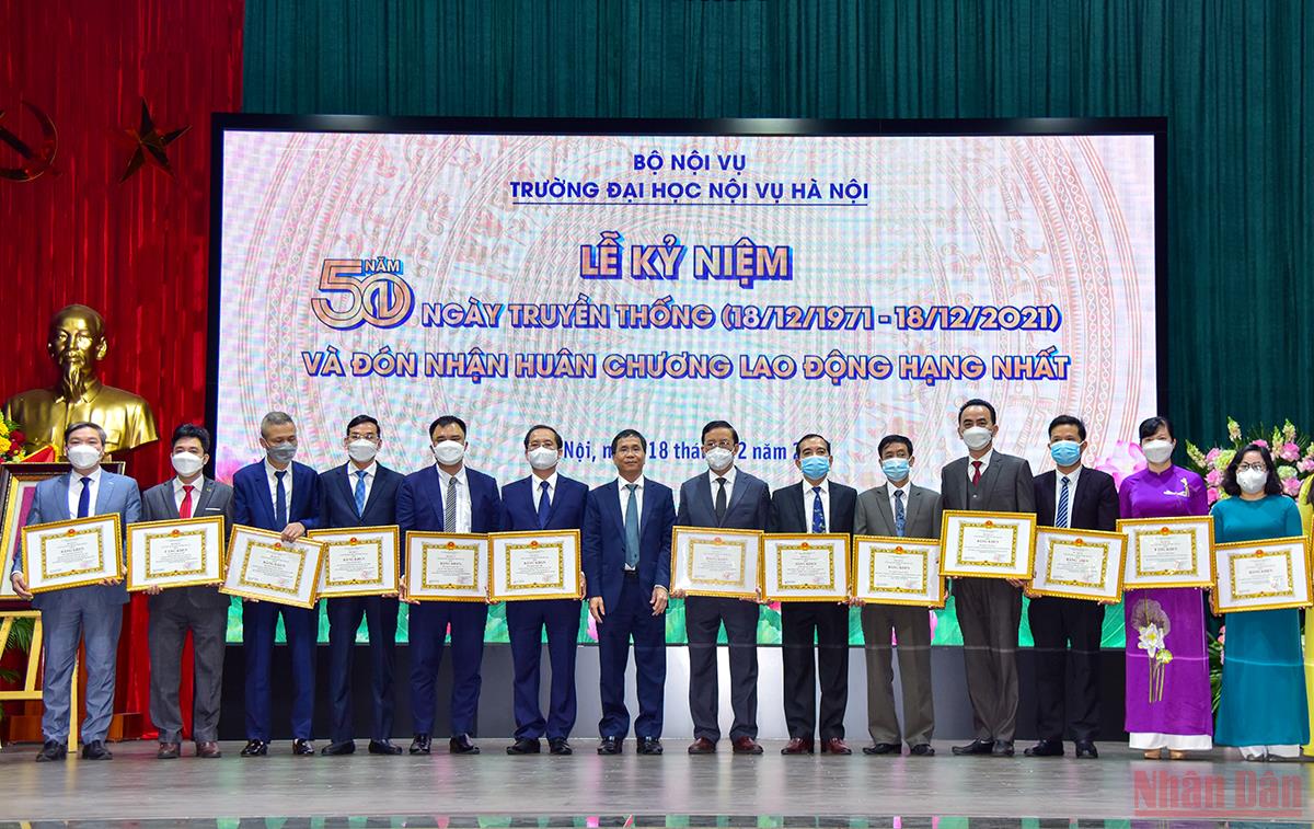 Trao bằng khen của Bộ Nội vụ cho các cá nhân có thành tích xuất sắc trong công tác góp phần xây dựng và phát triển Đại học Nội vụ Hà Nội. (Ảnh: Thành Đạt) Trao bằng khen của Bộ Nội vụ cho các cá nhân có thành tích xuất sắc trong công tác góp phần xây dựng và phát triển Đại học Nội vụ Hà Nội. (Ảnh: Thành Đạt)