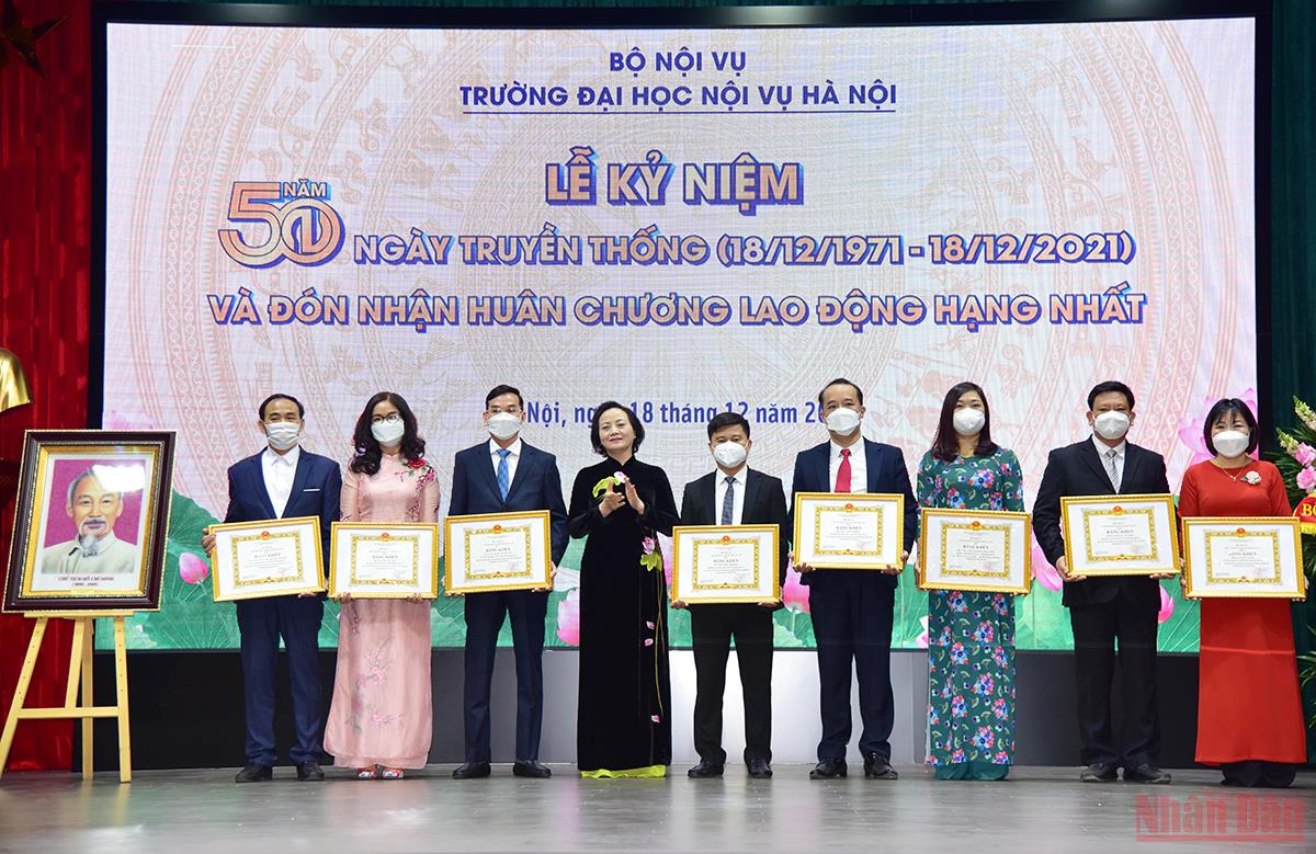 Bộ trưởng Nội Vụ Phạm Thị Thanh Trà trao bằng khen của Thủ tướng Chính phủ cho các tập thể có thành tích xuất sắc trong công tác, góp phần đào tạo nguồn nhân lực, phục vụ nhu cầu phát triển kinh tế, xã hội của đất nước. (Ảnh: Thành Đạt) Bộ trưởng Nội Vụ Phạm Thị Thanh Trà trao bằng khen của Thủ tướng Chính phủ cho các tập thể có thành tích xuất sắc trong công tác, góp phần đào tạo nguồn nhân lực, phục vụ nhu cầu phát triển kinh tế, xã hội của đất nước. (Ảnh: Thành Đạt)