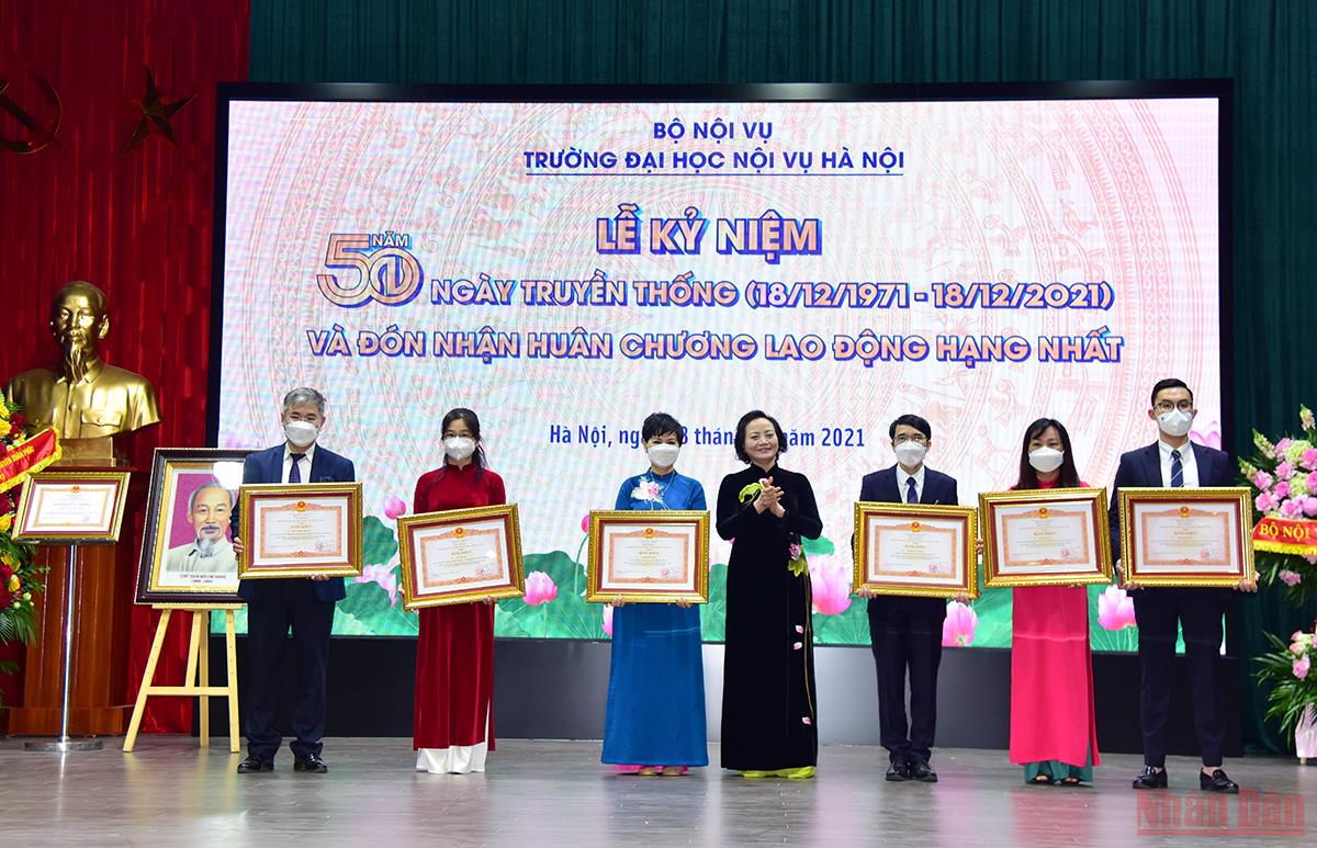 Bộ trưởng Nội Vụ Phạm Thị Thanh Trà trao bằng khen của Thủ tướng Chính phủ cho các cá nhân có thành tích xuất sắc trong công tác, góp phần đào tạo nguồn nhân lực, phục vụ nhu cầu phát triển kinh tế, xã hội của đất nước. (Ảnh: Thành Đạt) Bộ trưởng Nội Vụ Phạm Thị Thanh Trà trao bằng khen của Thủ tướng Chính phủ cho các cá nhân có thành tích xuất sắc trong công tác, góp phần đào tạo nguồn nhân lực, phục vụ nhu cầu phát triển kinh tế, xã hội của đất nước. (Ảnh: Thành Đạt)