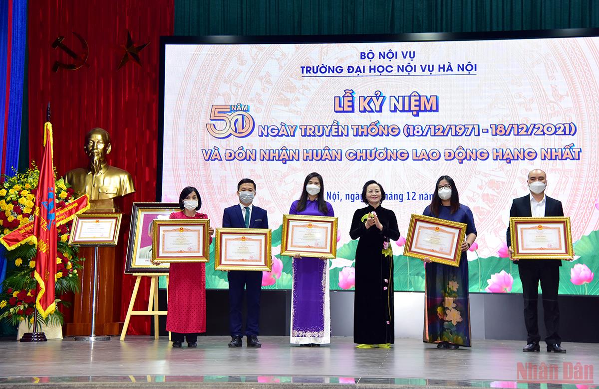 Bộ trưởng Nội Vụ Phạm Thị Thanh Trà trao bằng khen của Thủ tướng Chính phủ cho các tập thể có thành tích xuất sắc trong công tác, góp phần đào tạo nguồn nhân lực, phục vụ nhu cầu phát triển kinh tế, xã hội của đất nước. (Ảnh: Thành Đạt) Bộ trưởng Nội Vụ Phạm Thị Thanh Trà trao bằng khen của Thủ tướng Chính phủ cho các tập thể có thành tích xuất sắc trong công tác, góp phần đào tạo nguồn nhân lực, phục vụ nhu cầu phát triển kinh tế, xã hội của đất nước. (Ảnh: Thành Đạt)