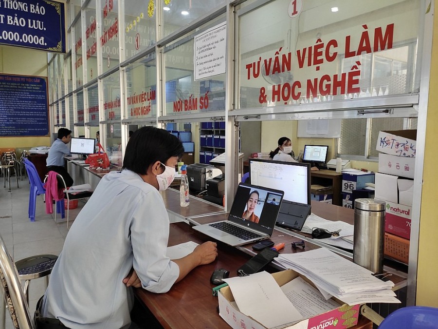 Cán bộ Trung tâm Dịch vụ việc làm Đồng Tháp trao đổi với người lao động qua mạng xã hội.