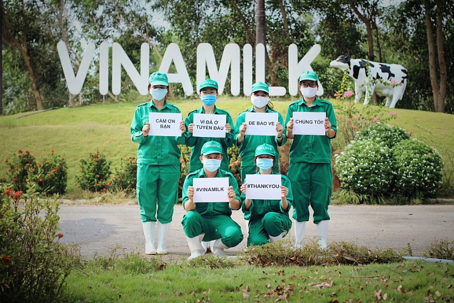 Cùng công ty, nhân viên Vinamilk tích cực tham gia các hoạt động hỗ trợ tuyến đầu và cộng đồng chống lại dịch bệnh Covid. 