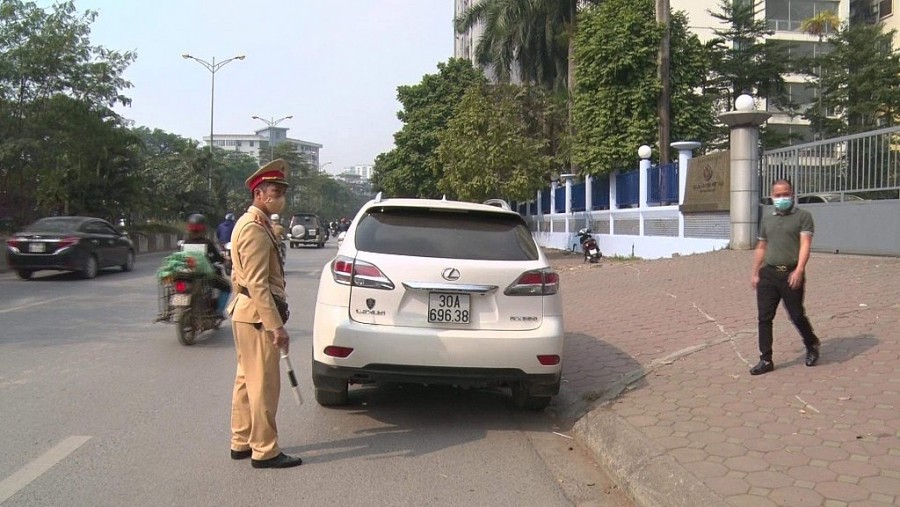 “Phù phép” để xe siêu sang nhập lậu lưu thông bằng biển số “giả”