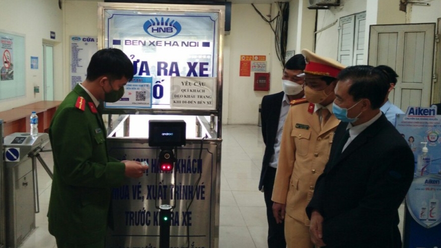 Nỗ lực đưa công nghệ mã quét QR ở nhà ga, bến tàu xe của lực lượng Công an TP Hà Nội bến xe, nhà