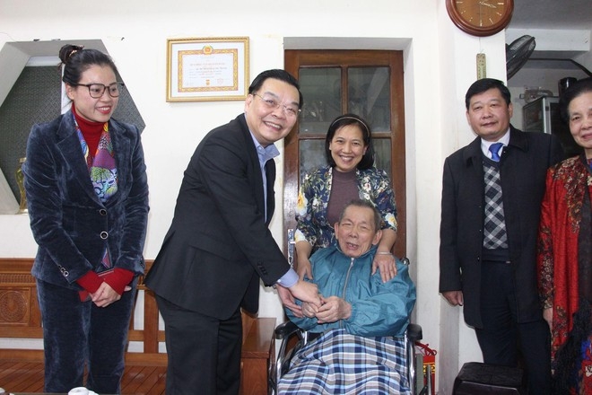 Chủ tịch UBND TP Chu Ngọc Anh đến thăm, chúc tết gia đình đồng chí Lê Chí Thành (sinh năm 1924), cán bộ tiền cách mạng