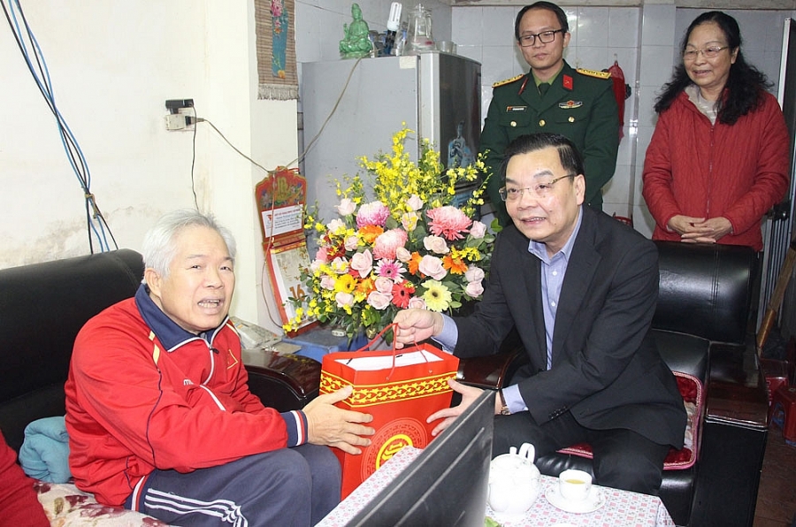 Chủ tịch UBND thành phố thăm, tặng quà gia đình ông Vũ Đặng Chí.