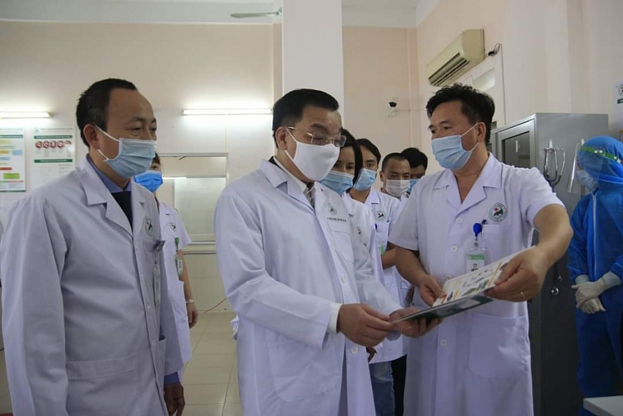 Chủ tịch UBND TP Chu Ngọc Anh kiểm tra công tác phòng chống dịch tại Bệnh viện Đức Giang
