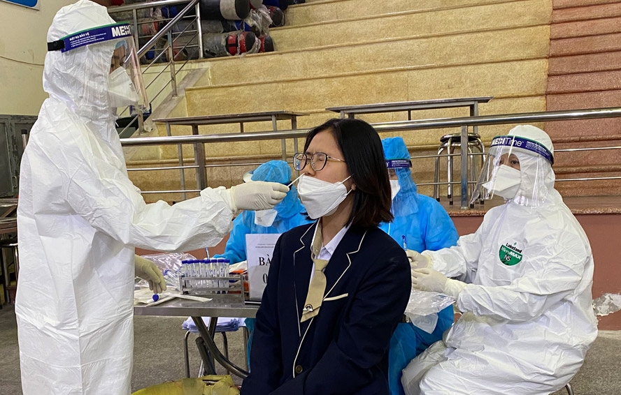 Cán bộ Trung tâm Y tế quận Đống Đa lấy mẫu xét nghiệm cho học sinh Trường Trung học phổ thông Phan Huy Chú