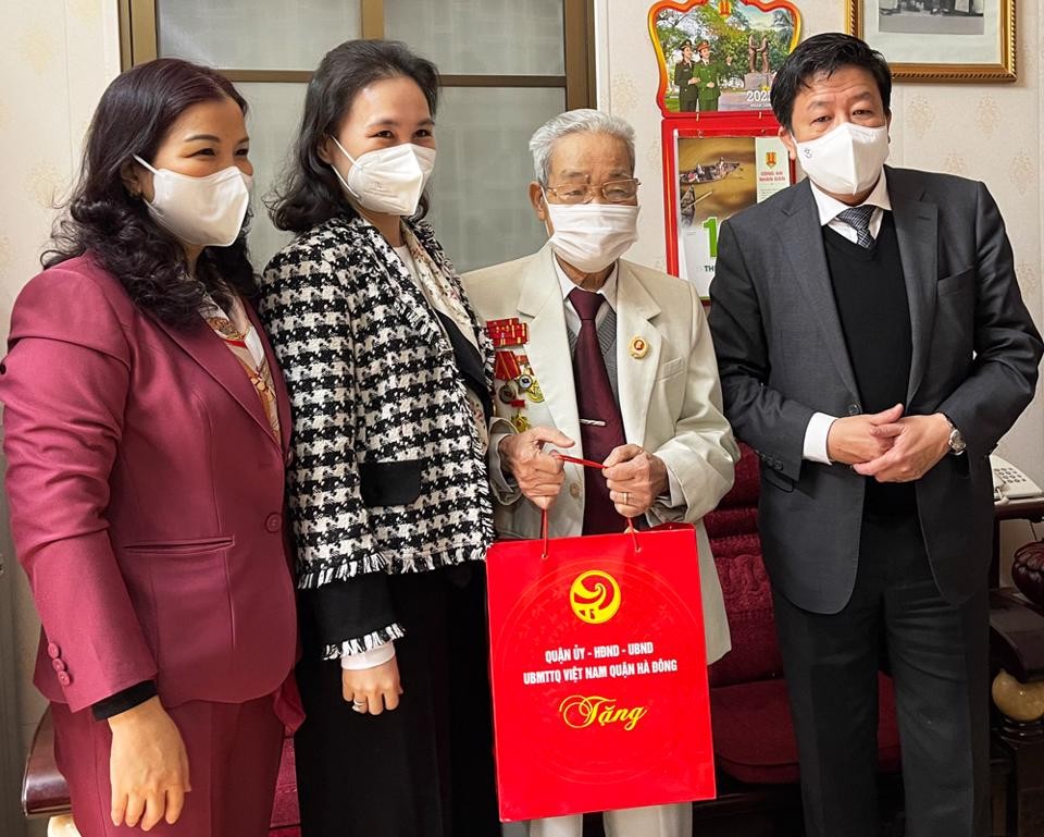  Phó Chủ tịch UBND thành phố Dương Đức Tuấn trao quà cho cán bộ lão thành cách mạng Trần Hồng Tiến.
