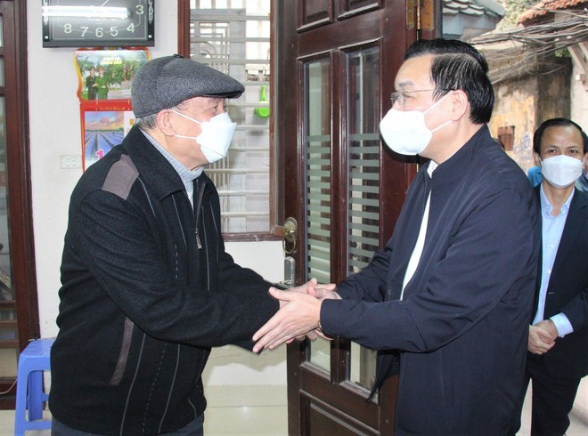 Chủ tịch UBND thành phố Chu Ngọc Anh thăm hỏi đồng chí Nguyễn Tài Triệu.