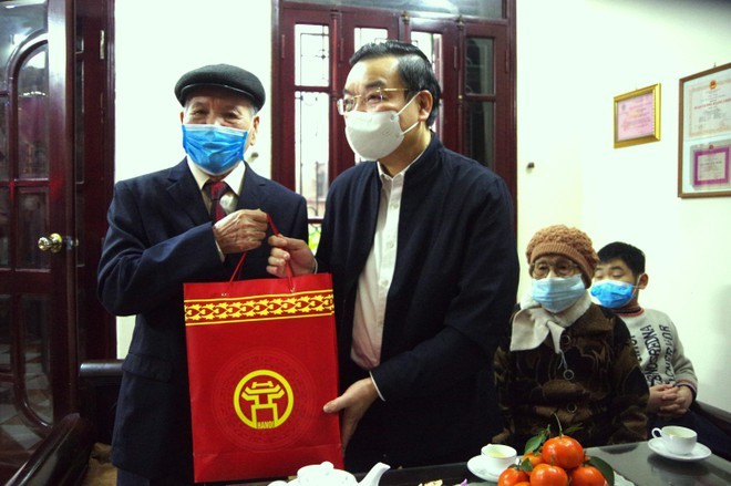 Chủ tịch UBND TP Chu Ngọc Anh tặng quà chúc Tết đồng chí Nguyễn Văn Đại, cán bộ lão thành cách mạng