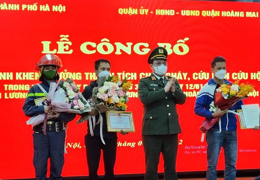 Trung tướng Nguyễn Hải Trung, Giám đốc Công an thành phố Hà Nội trao Giấy khen của Công an thành phố Hà Nội cho các cá nhân.