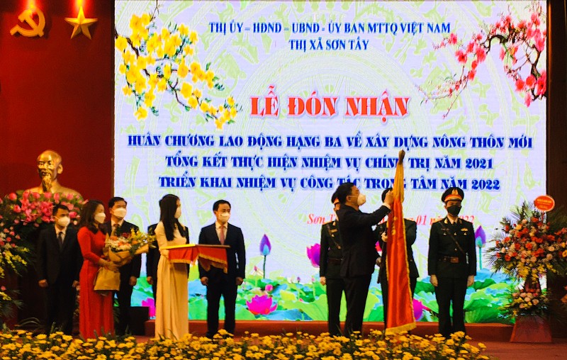 Thị xã Sơn Tây vinh dự đón nhận Huân chương Lao động hạng Ba.