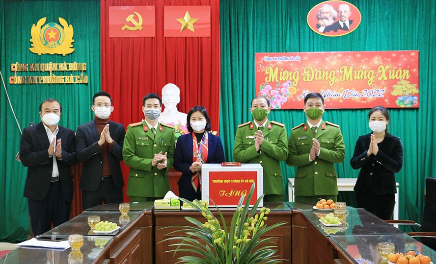 Phó Bí thư Thường trực Thành ủy Nguyễn Thị Tuyến tặng quà Công an phường Hà Cầ