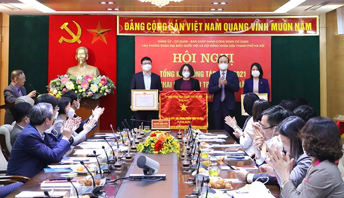 Chủ tịch HĐND TP Nguyễn Ngọc Tuấn trao cờ thi đua đơn vị xuất sắc và bằng khen của UBND Thành phố cho các tập thể
