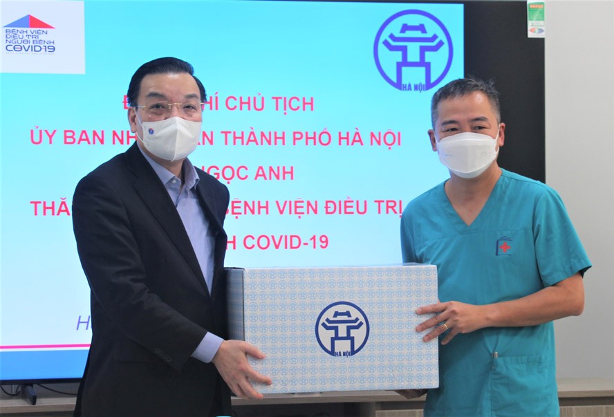 Chủ tịch UBND TP Hà Nội Chu Ngọc Anh tặng quà chúc tết tập thể y bác sỹ Bệnh viện điều trị Covid-19