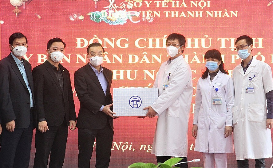 Chủ tịch UBND thành phố Chu Ngọc Anh tặng quà Bệnh viện Thanh Nhàn.