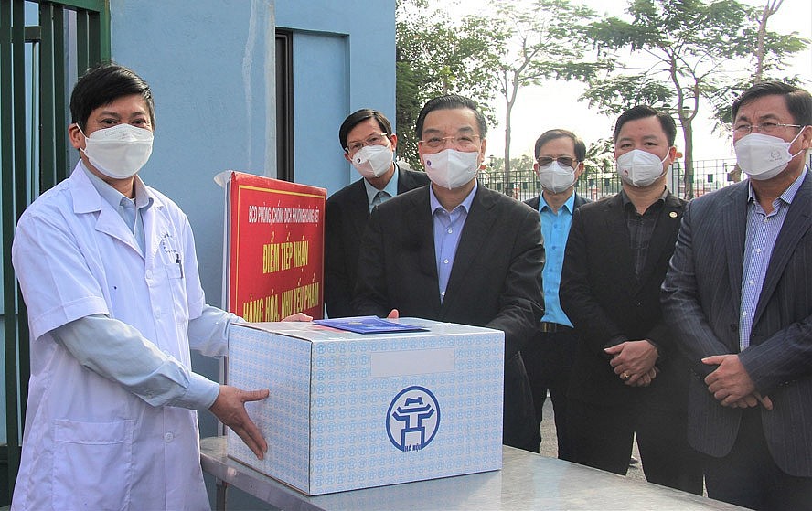 Chủ tịch UBND thành phố Chu Ngọc Anh tặng quà Trạm y tế lưu động phường Hoàng Liệt.