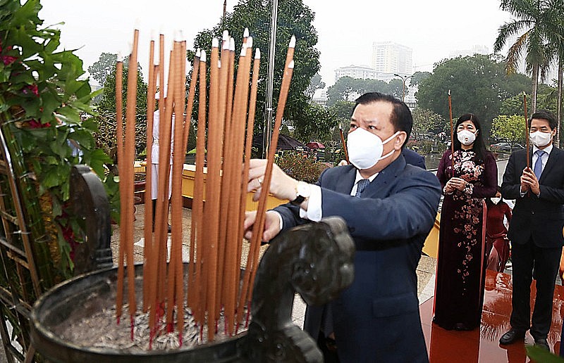 Bí thư Thành ủy Hà Nội Đinh Tiến Dũng cùng các đồng chí lãnh đạo TP dâng hương tại Nghĩa trang Mai Dịch