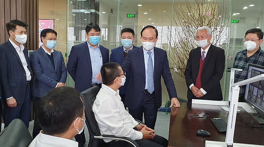 Chủ tịch HĐND thành phố Hà Nội Nguyễn Ngọc Tuấn thăm hỏi các kỹ thuật viên trực tại Trung tâm Điều độ hệ thống điện thành phố Hà Nội.