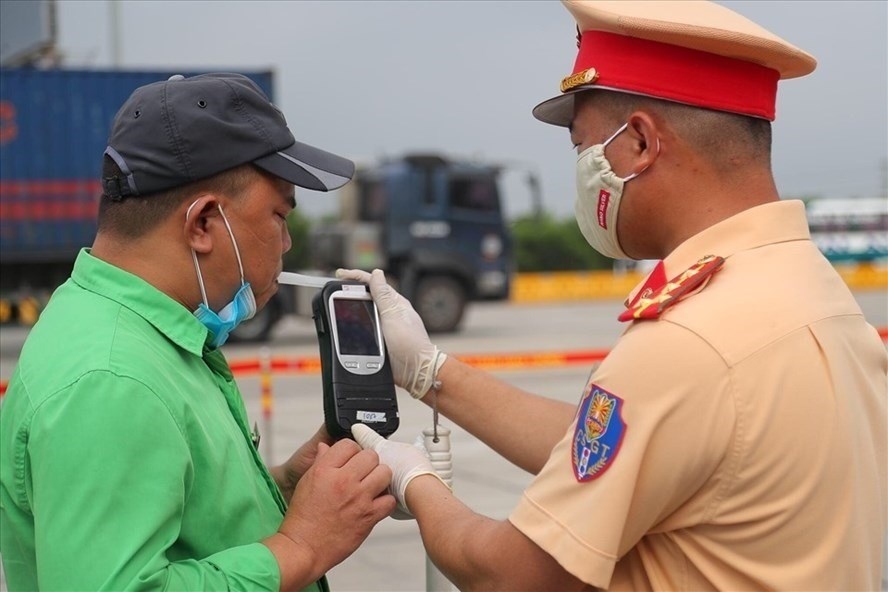 Cảnh sát giao thông thực hiện kiểm tra nồng độ cồn với lái xe