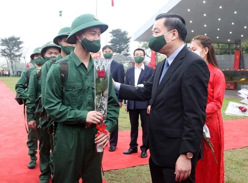  Chủ tịch UBND TP Hà Nội Chu Ngọc Anh động viên tân binh lên đường nhập ngũ