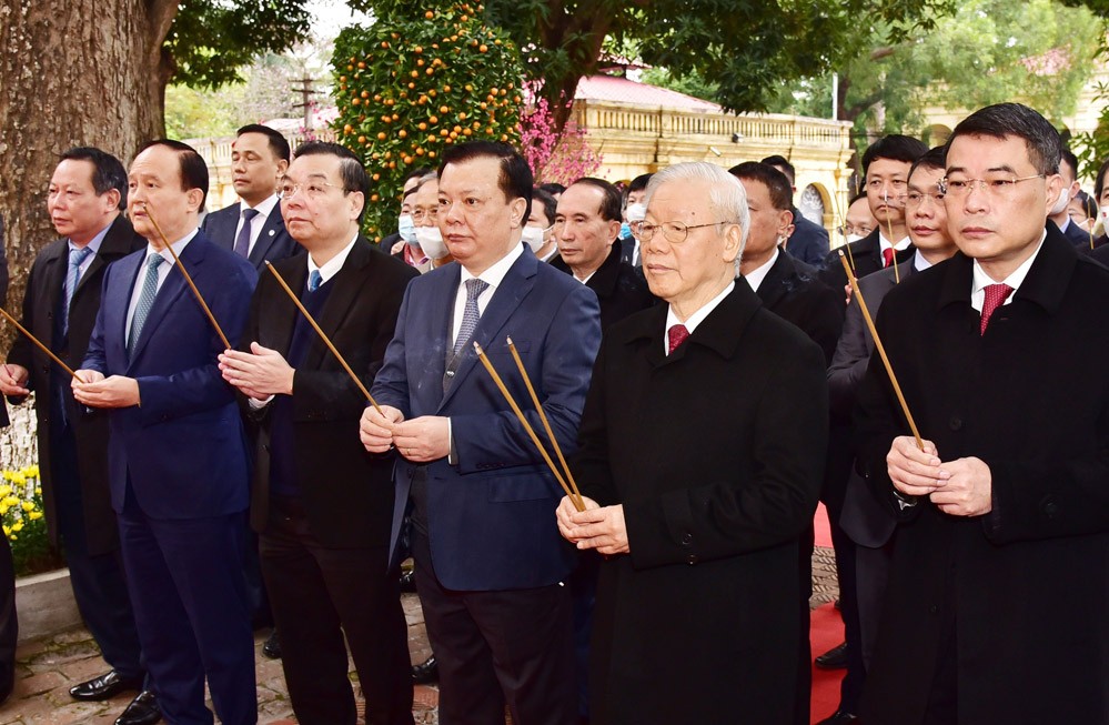 Tổng Bí thư Nguyễn Phú Trọng, Bí thư Thành ủy Hà Nội Đinh Tiến Dũng và các đồng chí lãnh đạo Trung ương, thành phố Hà Nội dâng hương tưởng niệm các bậc tiền nhân tại Điện Kính Thiên - Khu di tích Hoàng thành Thăng Long.